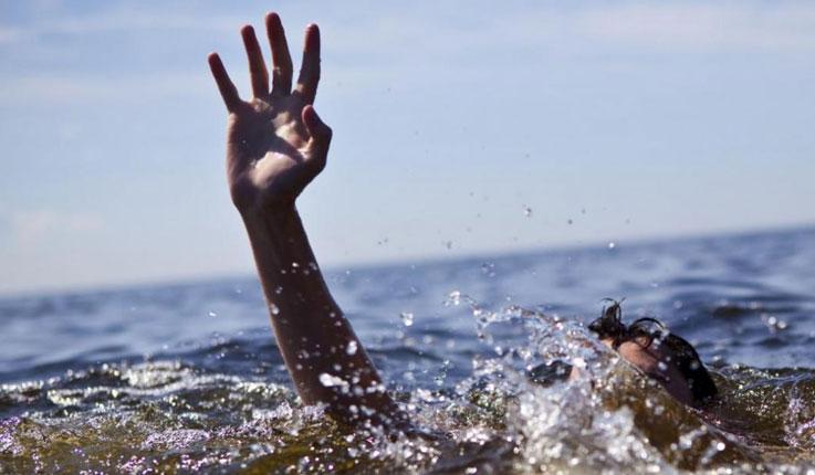 వ‌ర‌ద ప్ర‌వాహంలో కొట్టుకుపోయిన వ్య‌క్తి