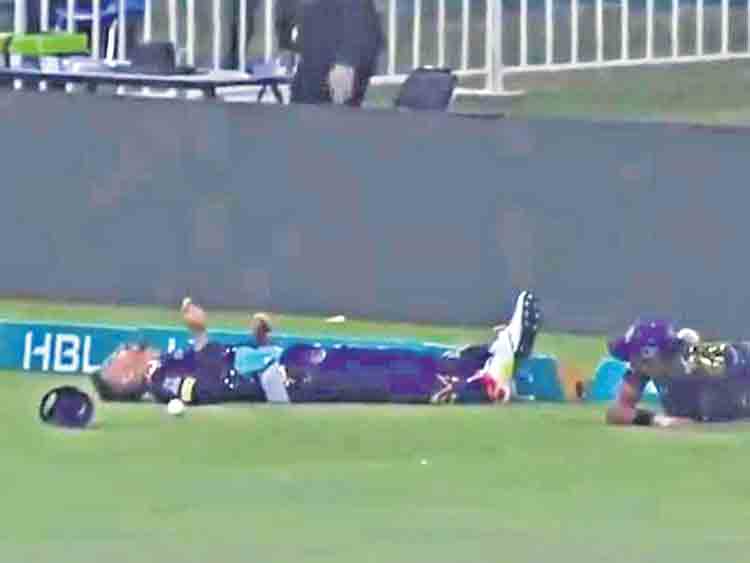 ప్లేయర్‌ ఢీకొని డుప్లెసిస్‌కు గాయం