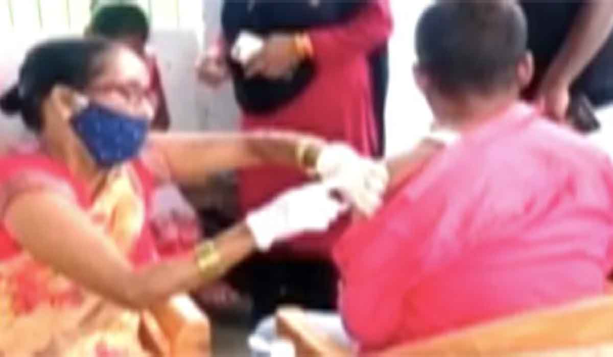 ఖాళీ సిరంజీతో టీకా ఇచ్చి.. కెమెరాకు చిక్కిన‌ న‌ర్సు..