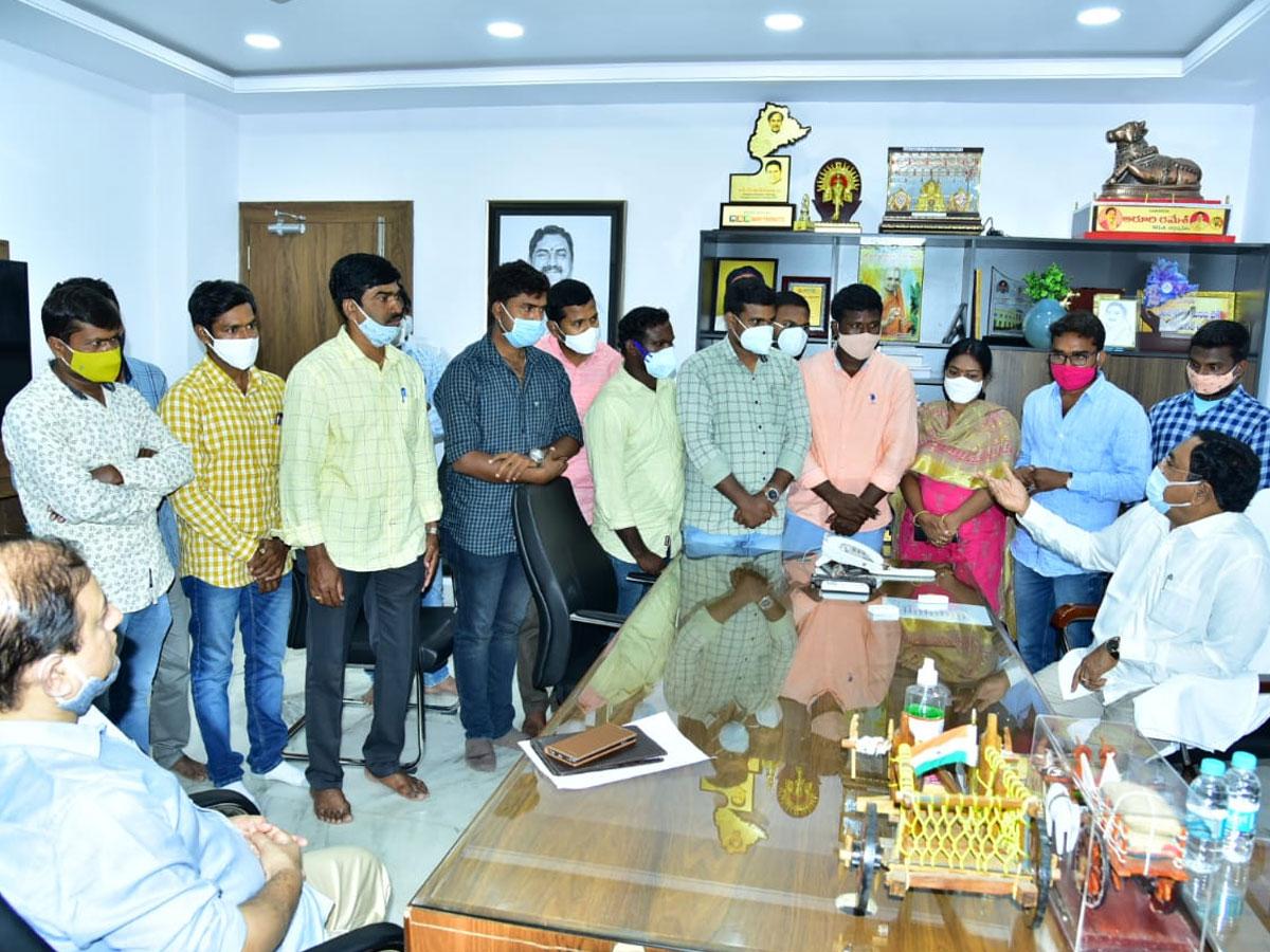 పంచాయతీ కార్యదర్శుల సమస్యలు పరిష్కరిస్తాం