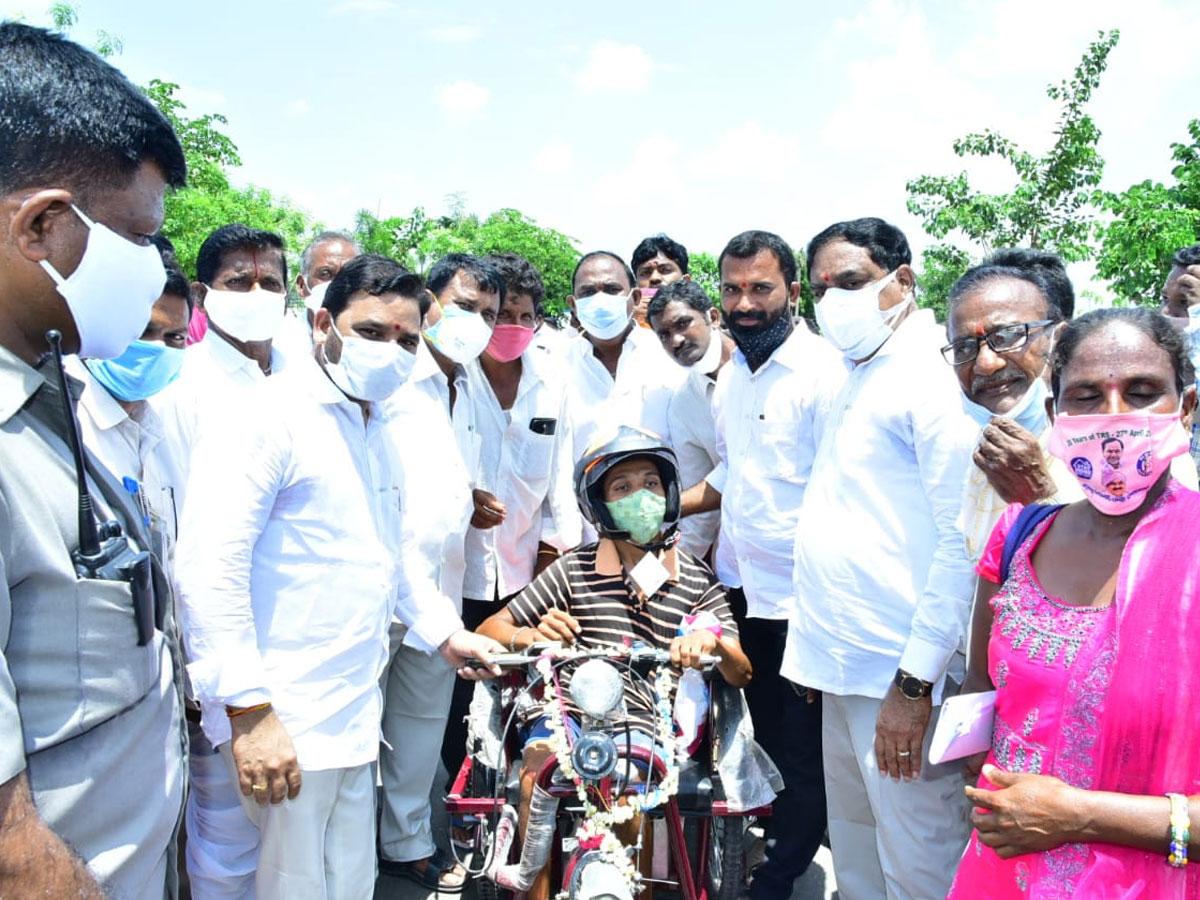 దివ్యాంగులకు బ్యాటరీ ట్రై సైకిళ్లను పంపిణీ చేసిన మంత్రి