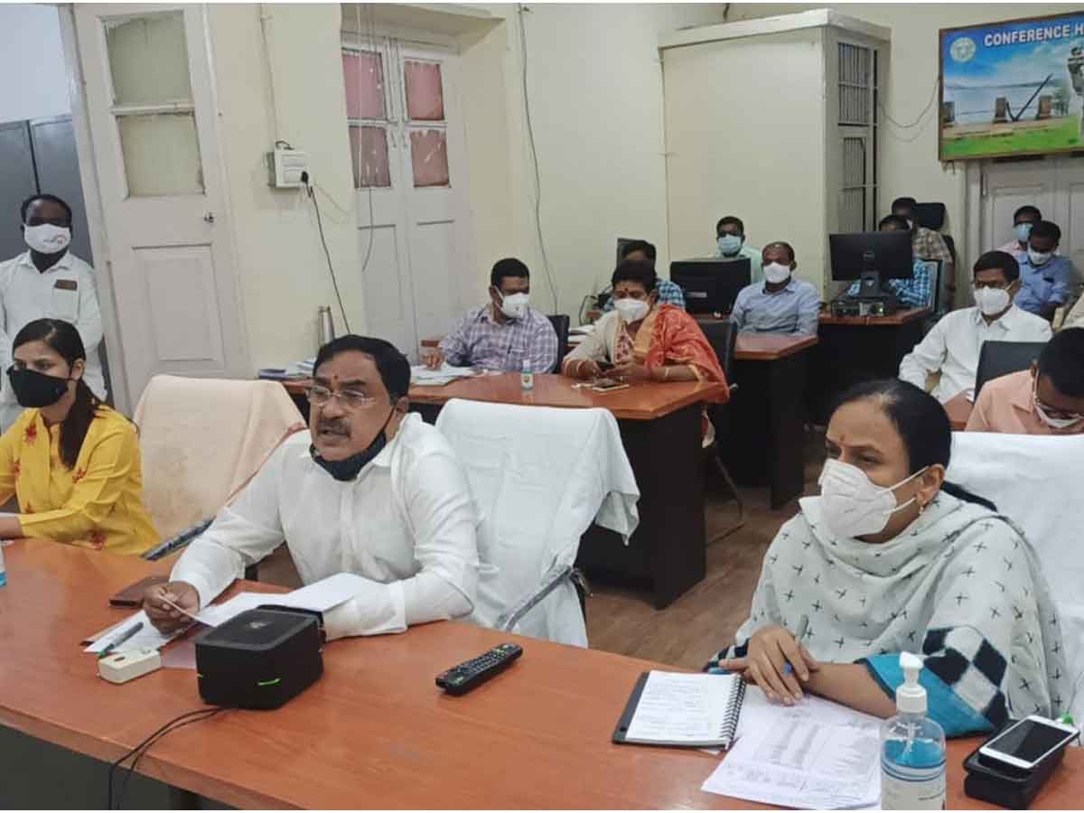 పల్లె ప్రగతి విజయవంతానికి అధికారులు కృషి చేయాలి