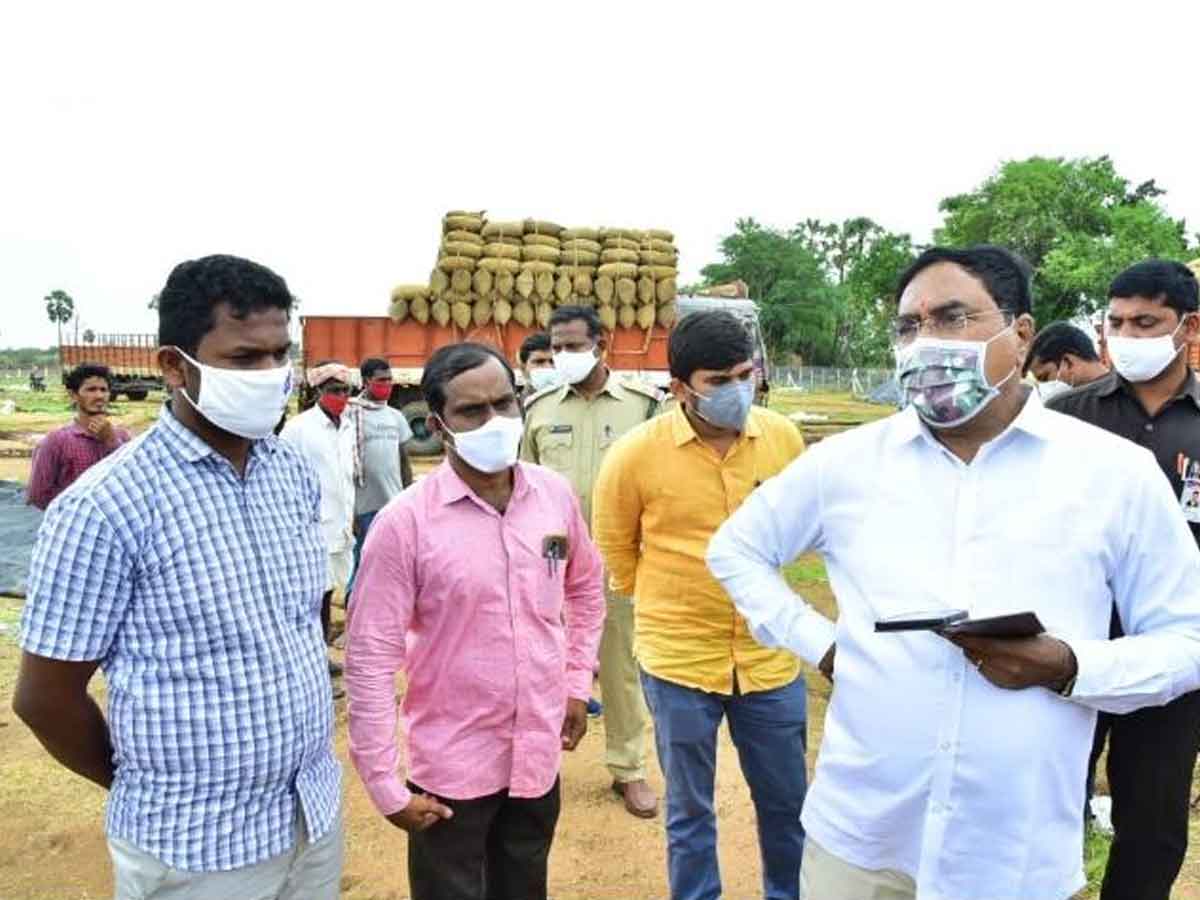 ధాన్యం కొనుగోళ్లలో నిర్లక్ష్యం వహిస్తే కఠిన చర్యలు