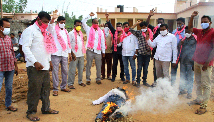 భూపాలపల్లిలో ఈటల దిష్టి బొమ్మ దహనం
