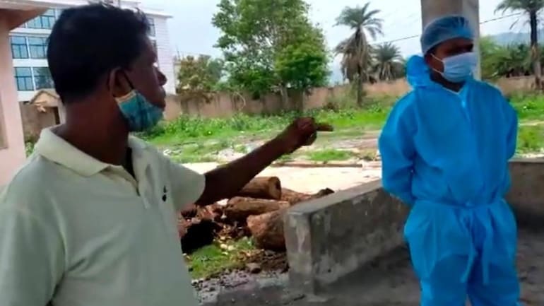 క‌రోనాతో త‌ల్లి మృతి : క‌డ‌సారి చూసేందుకు కొడుకును రూ 5000 డిమాండ్ చేసిన సిబ్బంది