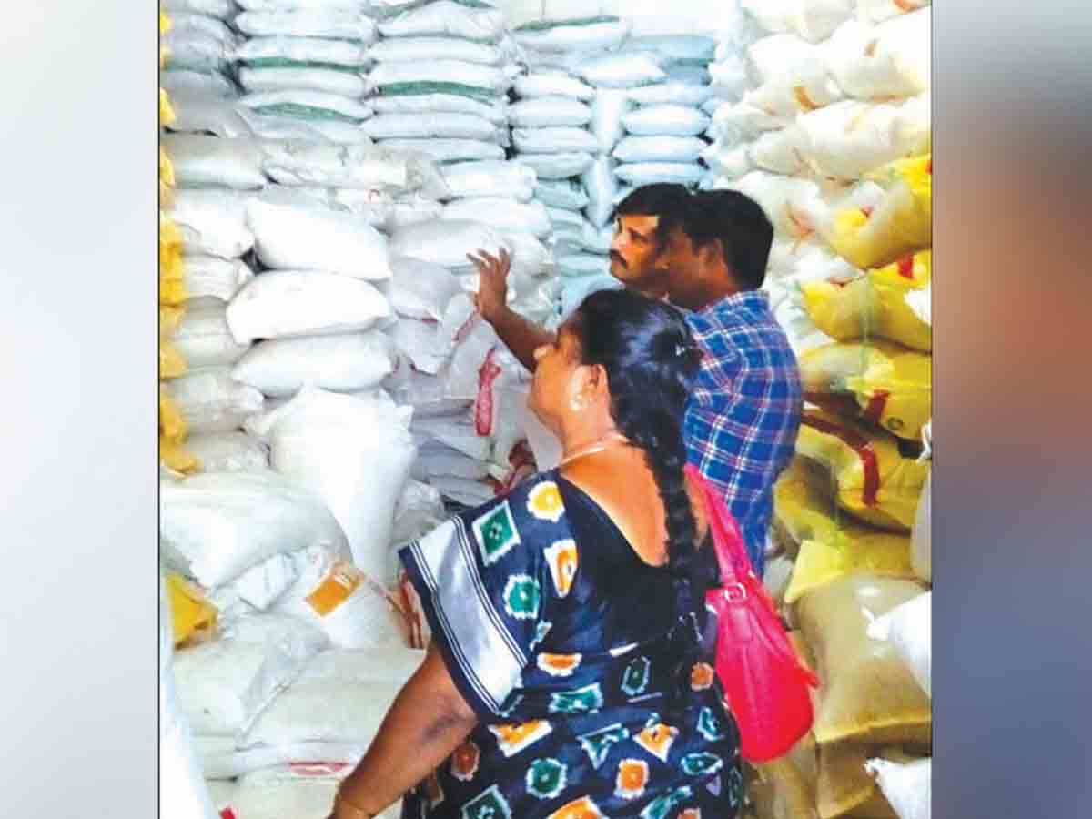 ఫ‌ర్టిలైజ‌ర్ దుకాణాల్లో విజిలెన్స్ అధికారుల త‌నిఖీలు