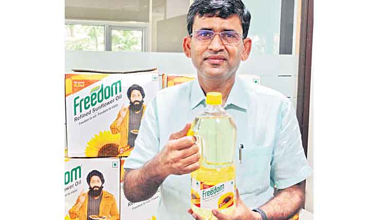 మార్కెట్లోకి ఫ్రీడమ్‌ సన్‌ఫ్లవర్‌ 2 లీటర్ల జార్‌