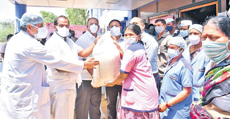 కరోనా వార్డులోని కార్మికులకు సాయం