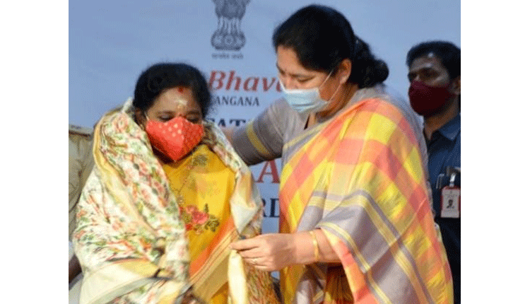 గవర్నర్‌కు జన్మదిన శుభాకాంక్షలు తెలిపిన మంత్రి సత్యవతి