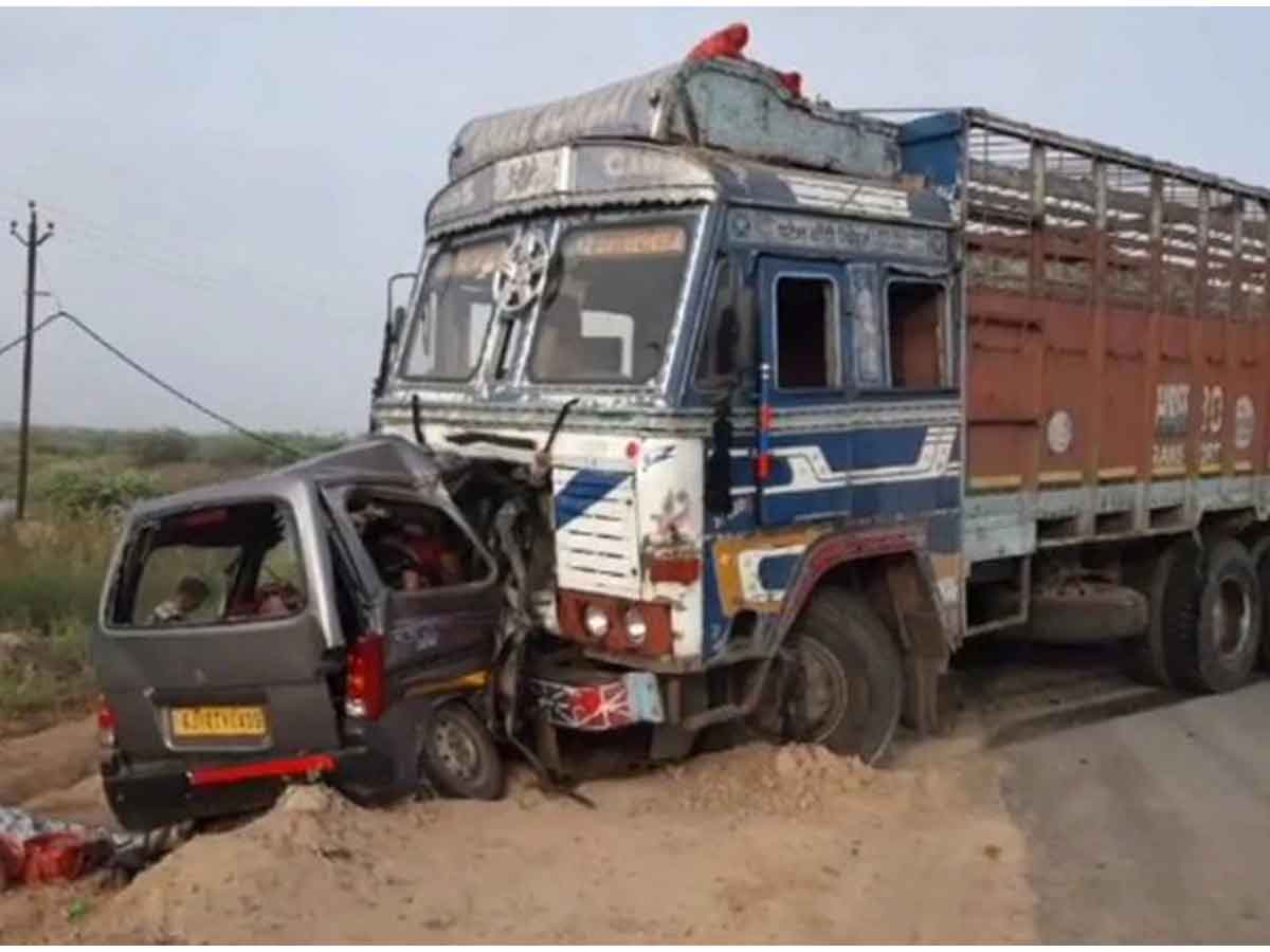కారు, ట్ర‌క్కు ఢీకొని.. ఒకే కుటుంబానికి చెందిన 10 మంది మృతి