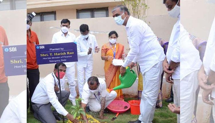 గ్రీన్ ఛాలెంజ్‌ను స్వీక‌రించి మొక్క‌లు నాటిన మంత్రి హ‌రీశ్‌
