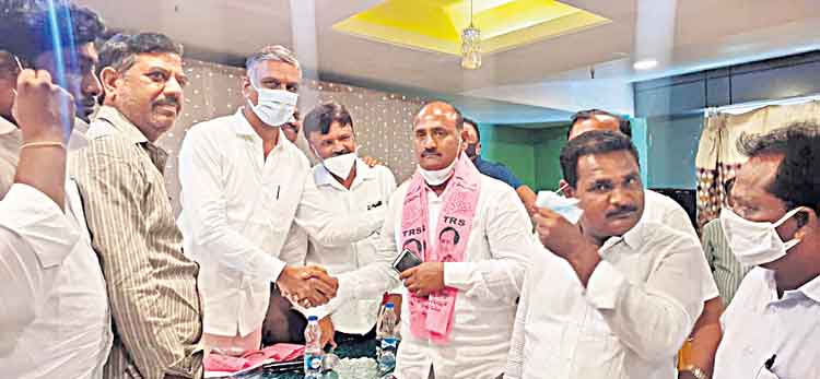 టీఆర్‌ఎస్‌లోకి కరీంనగర్‌ ట్రస్మా నేత