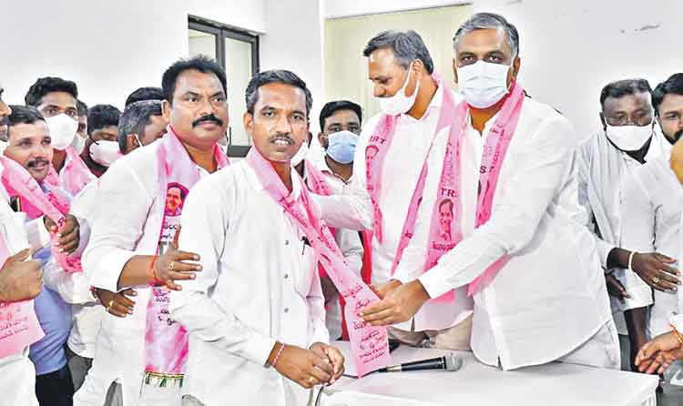 ఈటల గౌరవం ఢిల్లీకి తాకట్టు