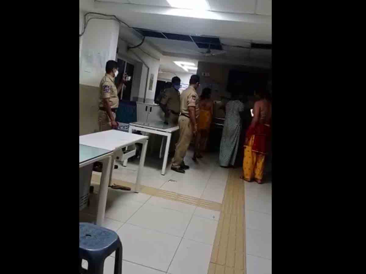 పెండ్లి ఇంటికి వెళ్లి హిజ్రాల హ‌ల్ చ‌ల్