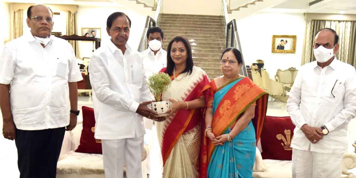 సీఎం కేసీఆర్‌ ఆశీస్సులు తీసుకున్న హైదరాబాద్‌ మేయర్‌ విజయలక్ష్మి