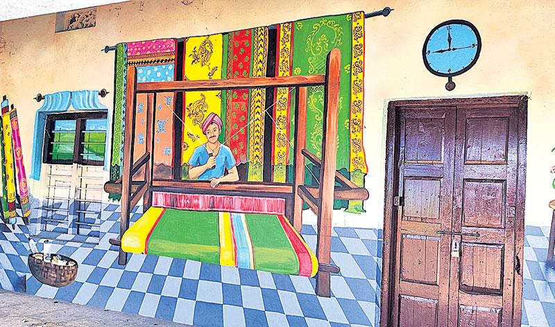 సర్కారు బడిపై.. చేనేత బతుకు చిత్రం