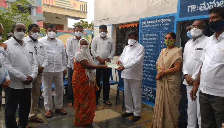 ఇంటింటికి తిరుగుతూ కల్యాణలక్ష్మి చెక్కులు పంపిణీ చేసిన మంత్రి