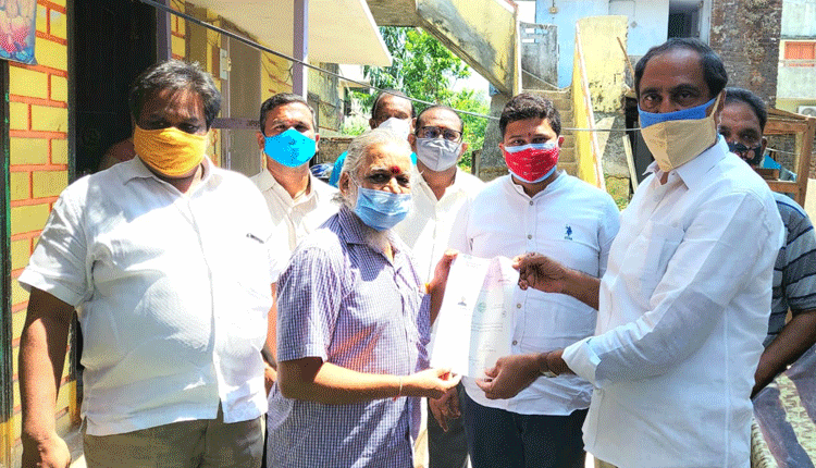 లబ్ధిదారుడి ఇంటికి వెళ్లి సీఎంఆర్‌ఎఫ్‌ చెక్‌ అదజేసిన ఎమ్మెల్యే