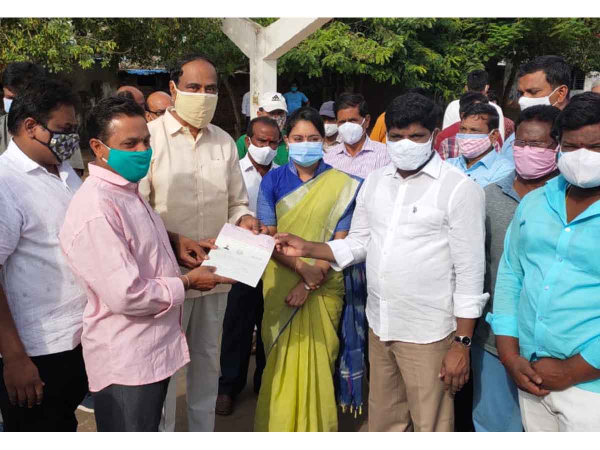 సీఎంఆర్‌ఎఫ్‌ చెక్కుల అందజేత