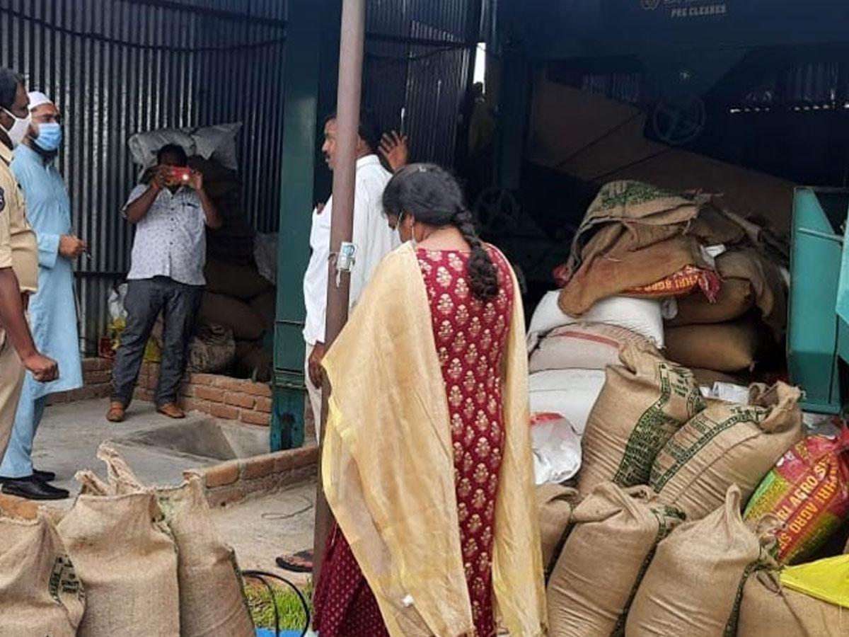 నకిలీ విత్తన తయారీ కేంద్రంపై పోలీసుల దాడులు