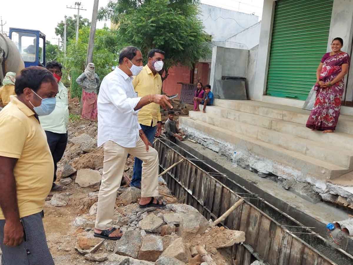 అభివృద్ధి పనులను పరిశీలించిన ఎమ్మెల్యే