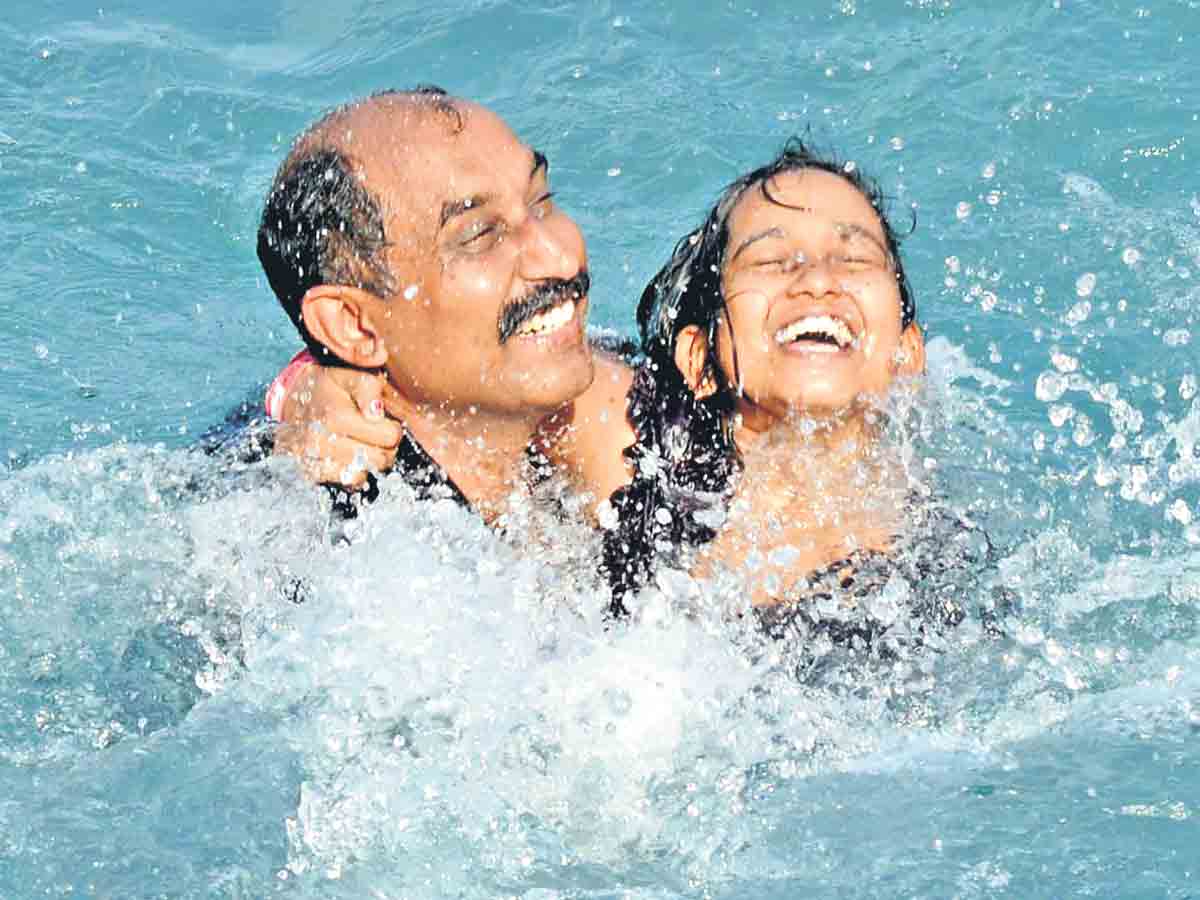 జ‌లవిహార్‌ లో ప‌ర్యాట‌కుల సంద‌డి.. వ్యాక్సిన్ తీసుకుంటే డిస్కౌంట్లు