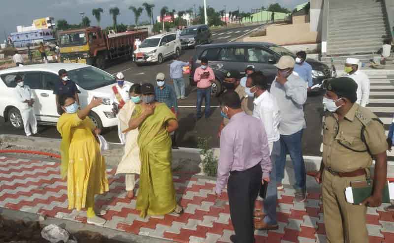 నాటిన ప్రతి మొక్కనూ బాధ్యతగా సంరక్షించాలి : కలెక్టర్‌