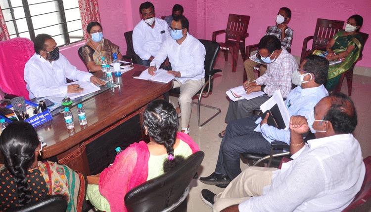 అధికారులు, ప్రజాప్రతినిధులు సమన్వయంతో వ్యవహరించాలి