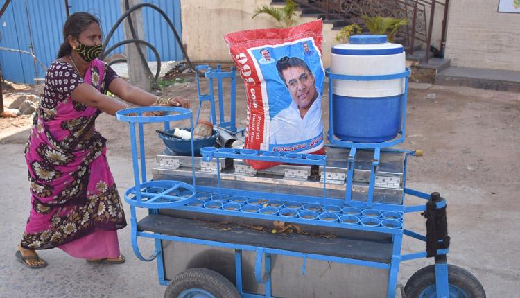 సోడాబండి కార్మికులకు నిత్యావసరాలు పంపిణీ