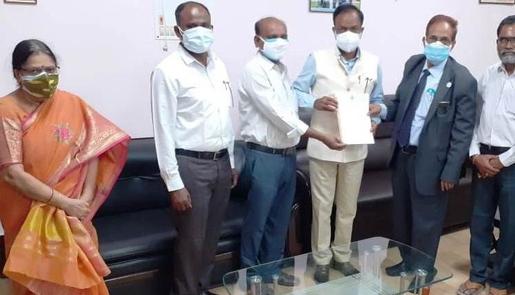 కేయూ పరీక్షల నియమావళి అందజేత