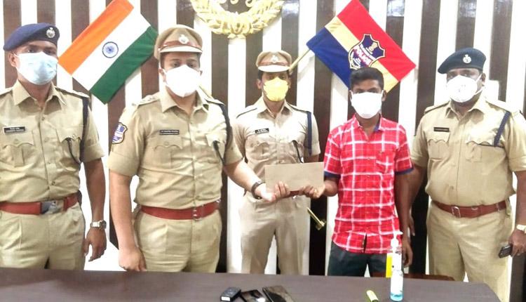 మావోయిస్టు స్పెషల్‌ గెరిల్లా దళ సభ్యుడి లొంగుబాటు