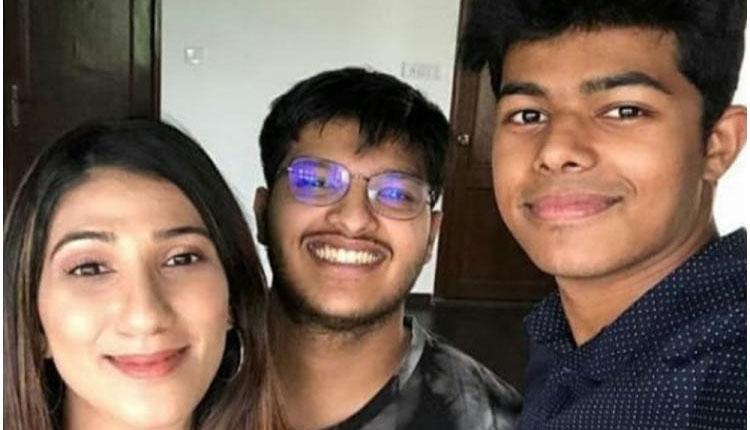 కారులో విజ‌య్ కొడుకు జాస‌న్ ఛిల్ అవుట్‌..వీడియో వైర‌ల్‌