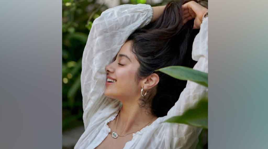 జాన్వీక‌పూర్ అందానికి ఫిదా అవ్వాల్సిందే