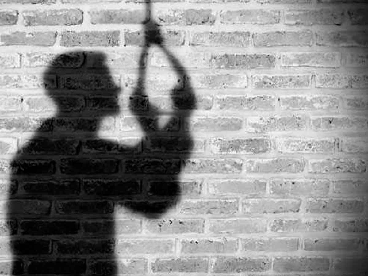 పెండ్లి అయిన కొద్ది గంటలకే పెండ్లి కొడుకు ఆత్మహత్య