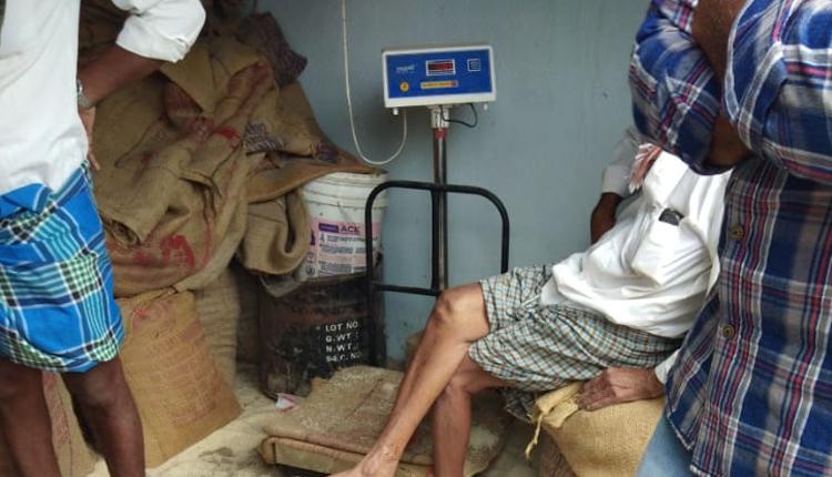 రేషన్‌ డీలర్ల చేతివాటం