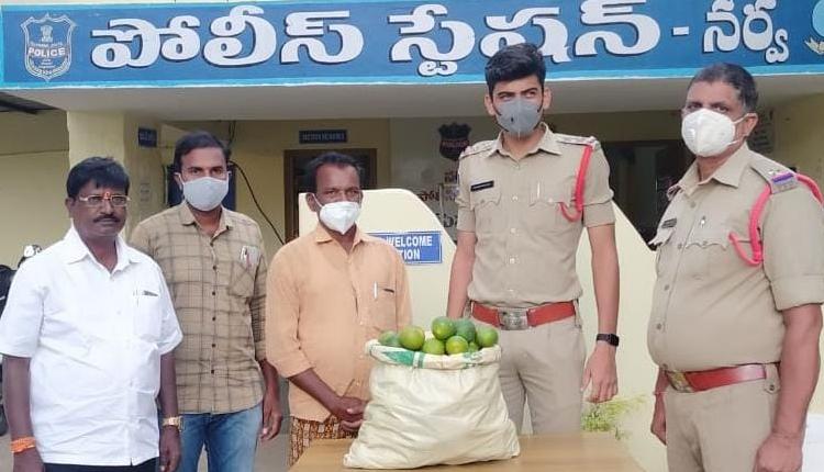 పోలీసులకు పండ్లు అందజేత