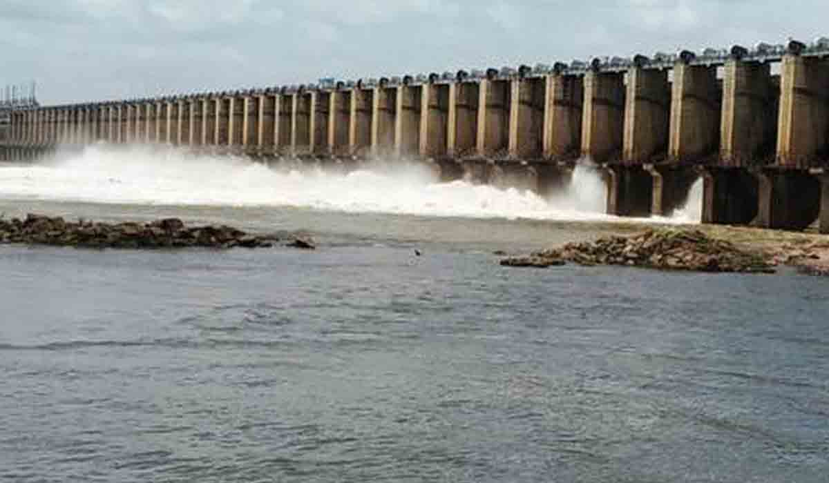 ప్రాజెక్టులకు కొనసాగుతున్న వరద