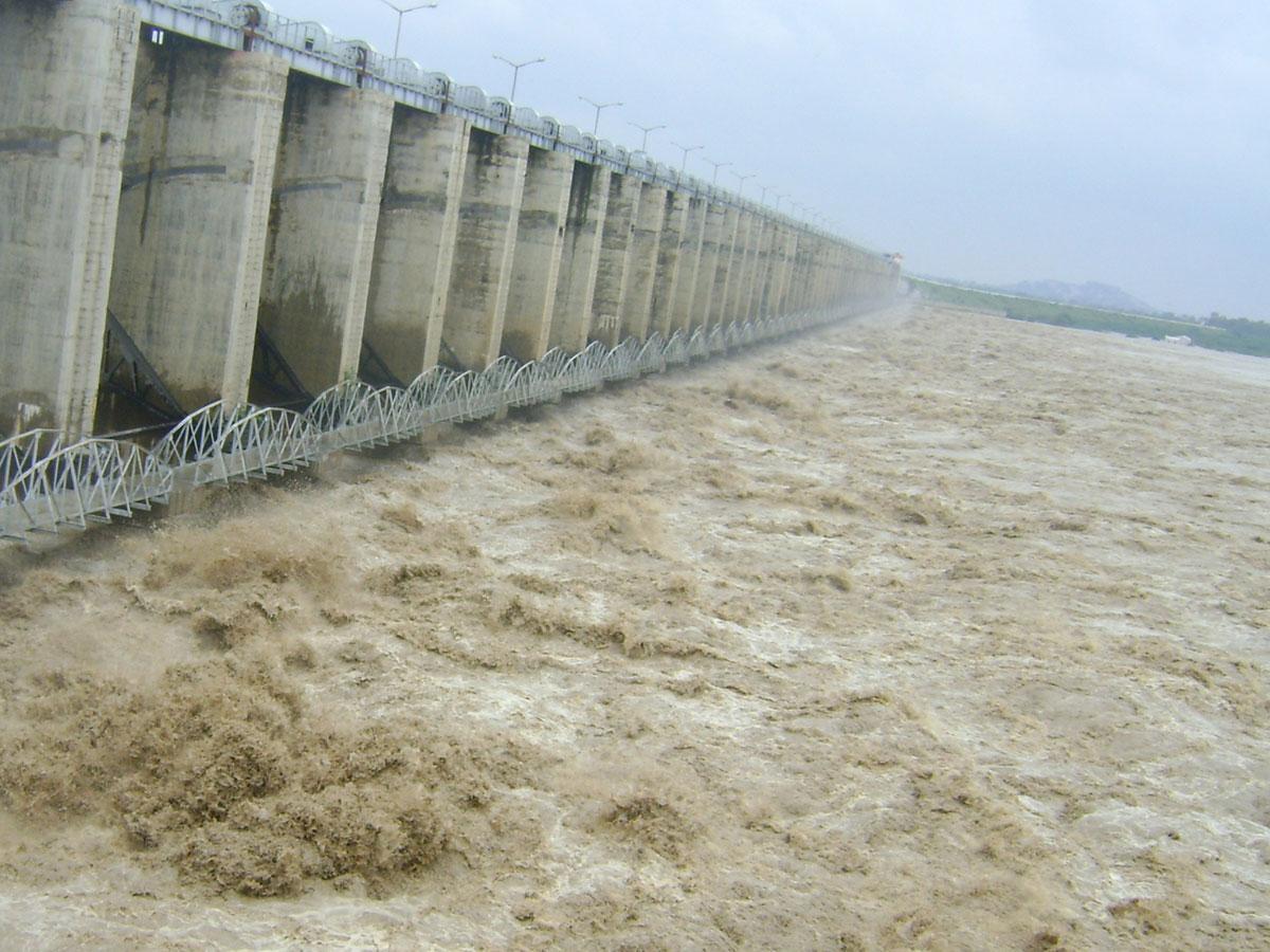 జూరాలకు కొనసాగుతున్న వరద