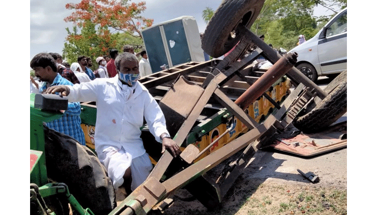 ట్రాక్టర్‌ బోల్తా..మహిళ మృతి, 15 మందికి గాయాలు