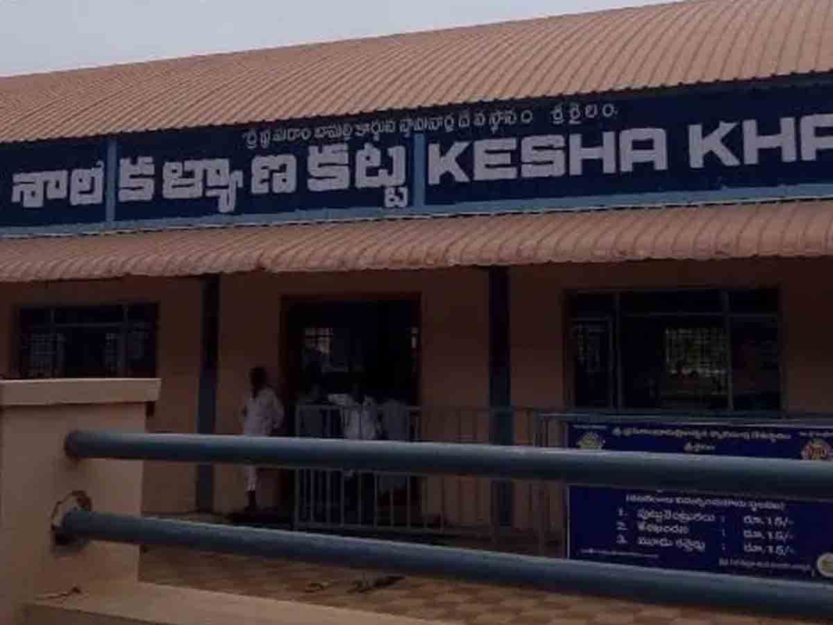 శ్రీశైల దేవస్థానం కల్యాణకట్ట వద్ద భక్తుల నిరసన