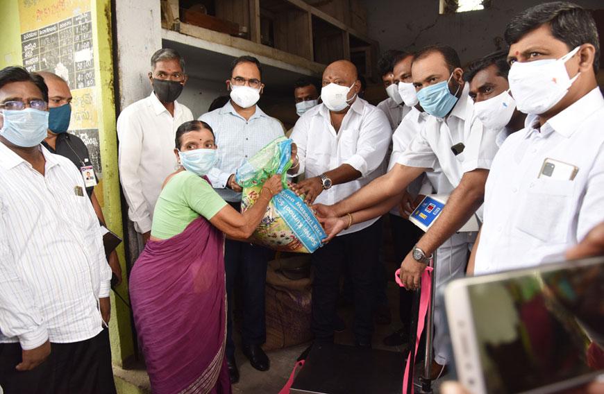పేదల కడుపునింపేందుకే ఉచిత బియ్యం