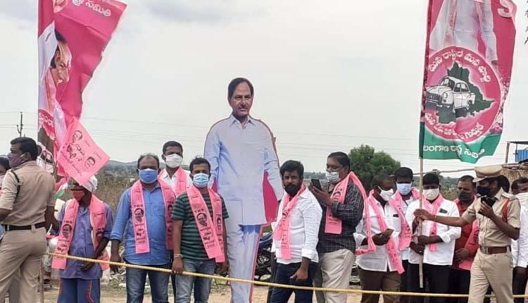 సీఎం కేసీఆర్‌కు జిల్లాలో ఘనస్వాగతం