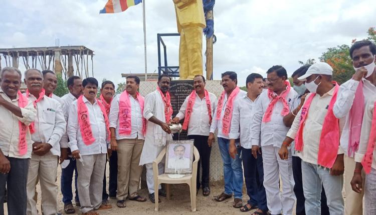 టీఆర్‌ఎస్‌ శ్రేణుల సంబురాలు