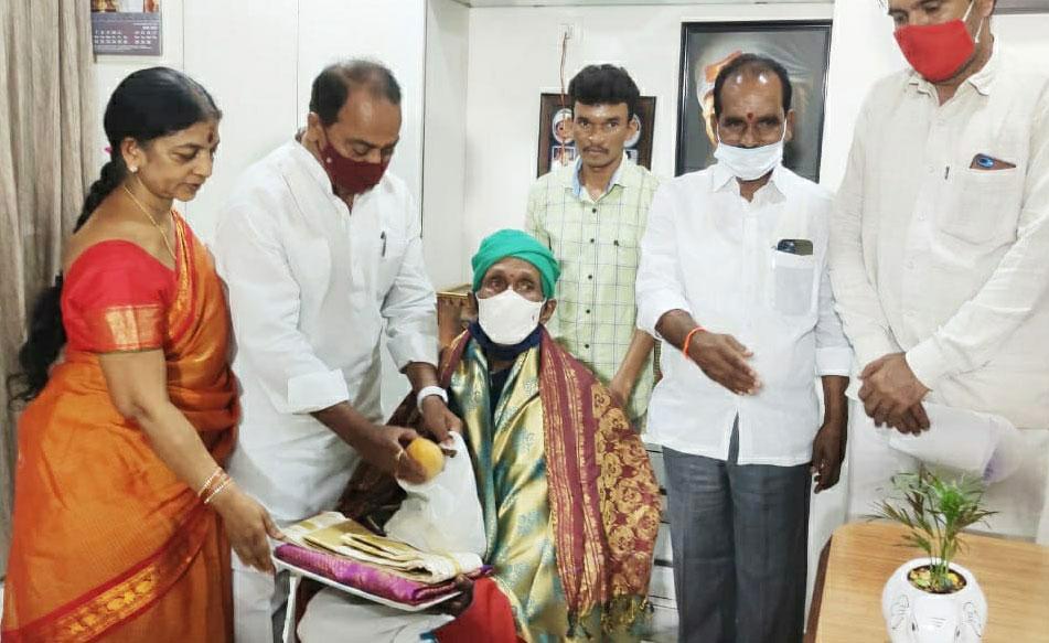 పద్మశ్రీ కనకరాజును సన్మానించిన మంత్రి ఇంద్రకరణ్‌రెడ్డి