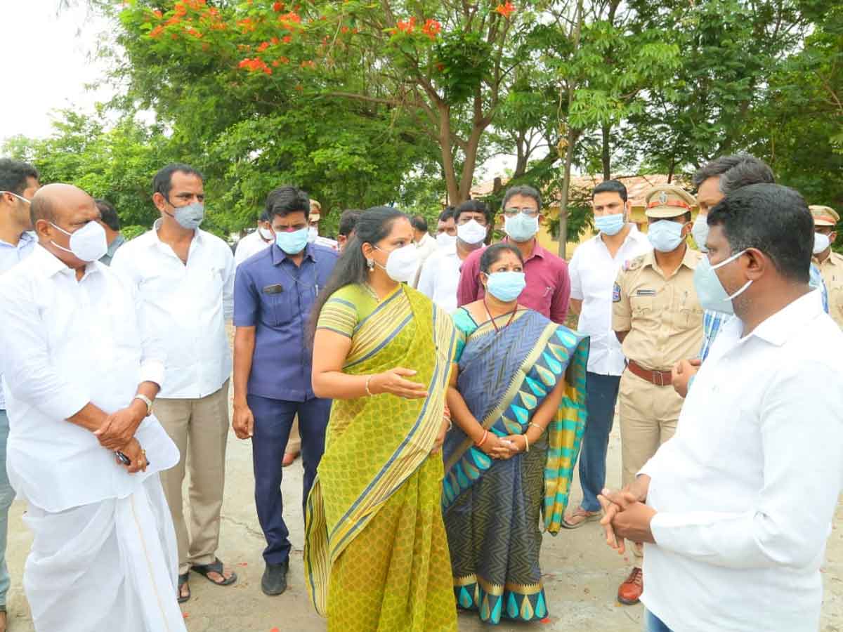 రైతులకు, హమాలీలకు ఉచిత అన్నదానం : ఎమ్మెల్సీ కవిత