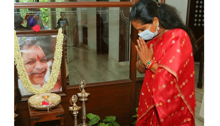 ఆనంద్ రెడ్డి కుటుంబాన్ని పరామర్శించిన ఎమ్మెల్సీ కవిత