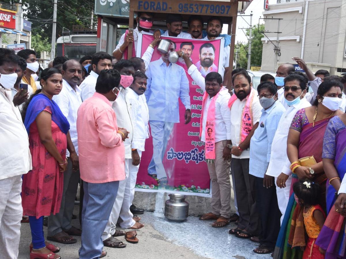 సీఎం కేసీఆర్ చిత్రపటానికి పాలాభిషేకం