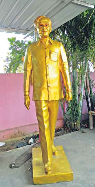 లక్ష్మి బరాజ్‌ వద్ద కేసీఆర్‌ విగ్రహం