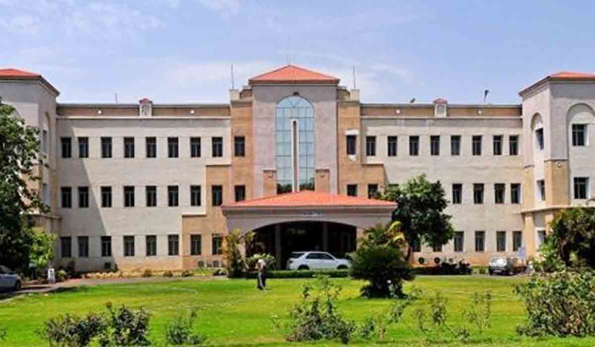 కాక‌తీయ వ‌ర్సిటీ ఫ్యాక‌ల్టీ ల‌క్ష్మ‌ణ్‌కు పీహెచ్‌డీ ప్ర‌దానం