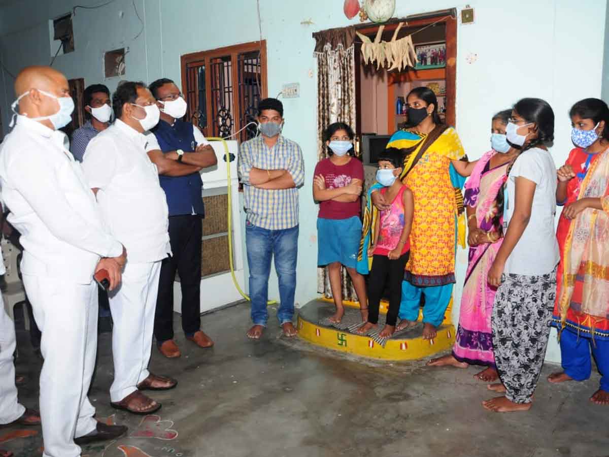 సింగరేణి కార్మికుల కుటుంబాలకు మంత్రి  కొప్పుల పరామర్శ